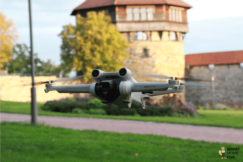 DJI Mini 3 Pro schwebt in der Luft.